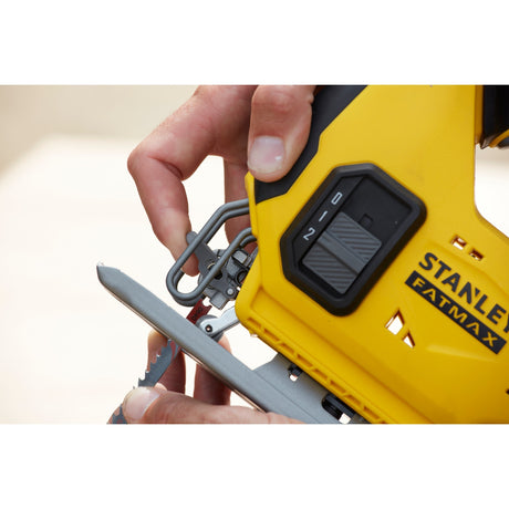 Stanley sfmcs600m2k fatmax® v20 batteristiksav 18v 4.0ah i kuffert