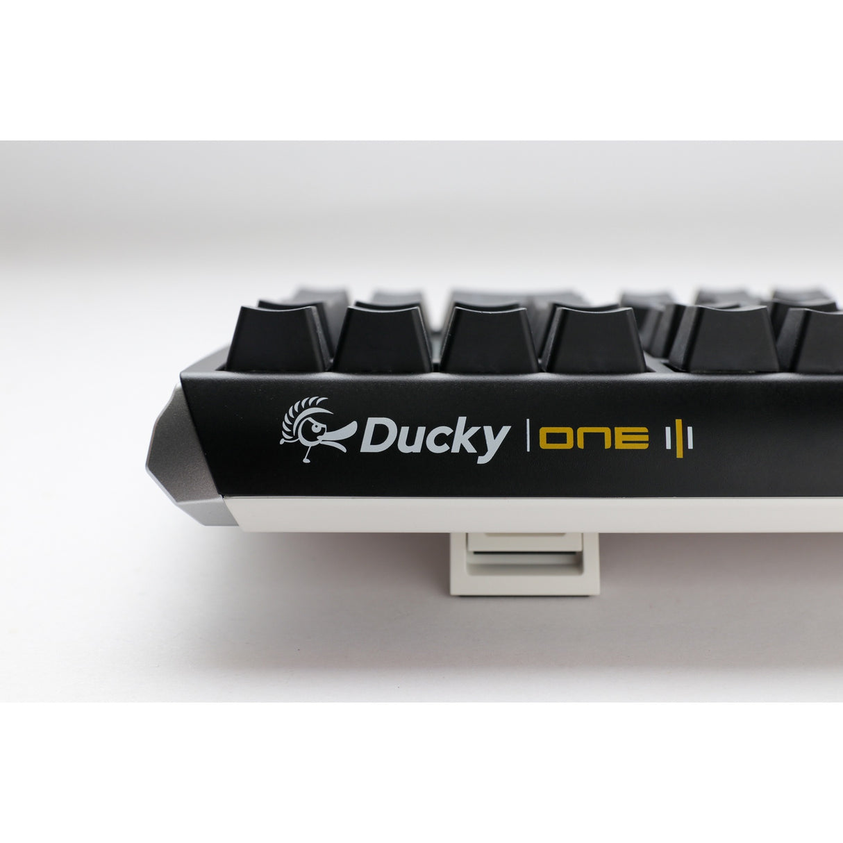 Ducky one 3 classic, tastatur (sort og hvid, us-layout, cherry mx blue, rgb led, double-shot pbt, hot-swappable, quack mekanik)