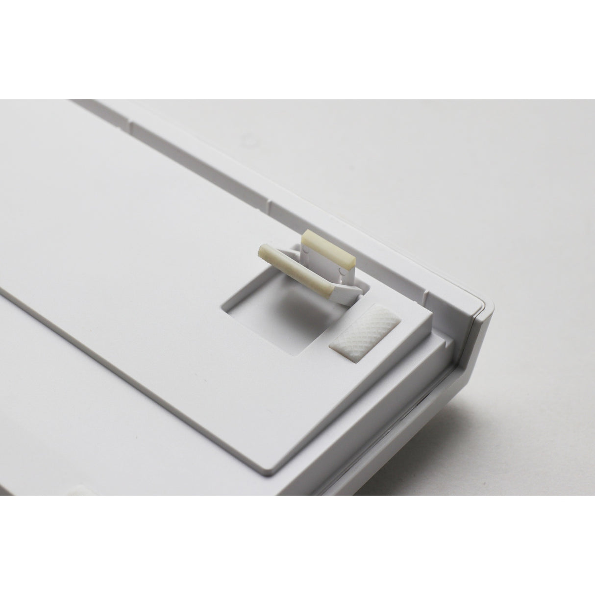 Ducky zero 6108 pure white rgb mekanisk gaming-tastatur (hvid, us-layout (qwerty), cherry mx2a blue, 100%, rgb-lysdioder, double-shot pbt, hot swap, 2,4ghz | bluetooth | usb-c)