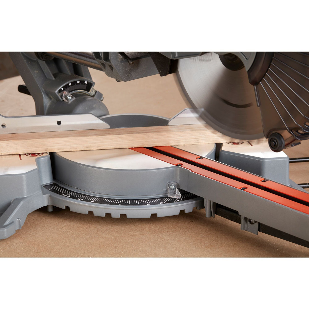 Black+decker 1600w 216mm kap- og geringssav - bes700-qs