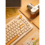 Iqunix zx75 sunset ponder trådløst mekanisk tastatur (lysegult, amerikansk layout (QWERTY), Iqunix silent rose, 75%, RGB LED'er, hot-swappable, double-shot PBT, 2,4GHz | Bluetooth 5.1 | USB-C)