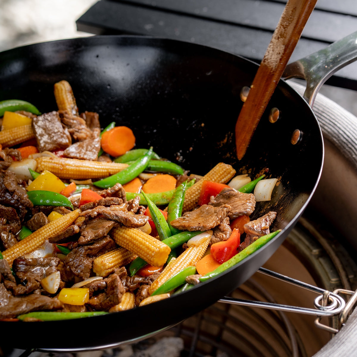 Kamado Joe® kulstofstål wok – til autentisk stegning på Kamado BBQ