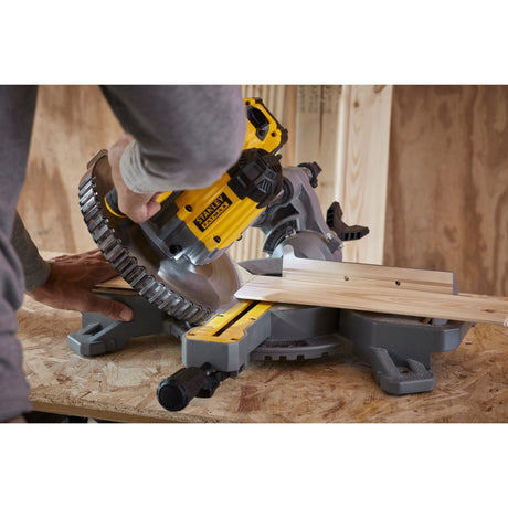 Stanley fatmax v20 18v 4.0ah 190 mm kap- og geringssav (gul sort, batteri (18v, 4.0ah) og oplader (2a) inkluderet)