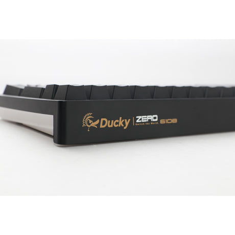 Ducky zero 6108 klassisk sort rgb mekanisk gaming-tastatur (sort, us-layout (qwerty), cherry mx2a rød, 100%, rgb lysdioder, double-shot pbt, hot swap, 2,4ghz | bluetooth | usb-c)