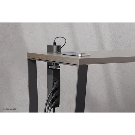 Neomounts DS22-840BL6 skrivebordsstik med klemme og USB-C- og USB-A-porte - hurtigopladningsstik (sort)