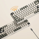 Iqunix f97 hitchhiker trådløst mekanisk tastatur (grå, us-layout (qwerty), cherry mx red, 96%, rgb-lysdioder, hot-swappable, pbt, 2,4ghz | bluetooth 5.1 | usb-c)