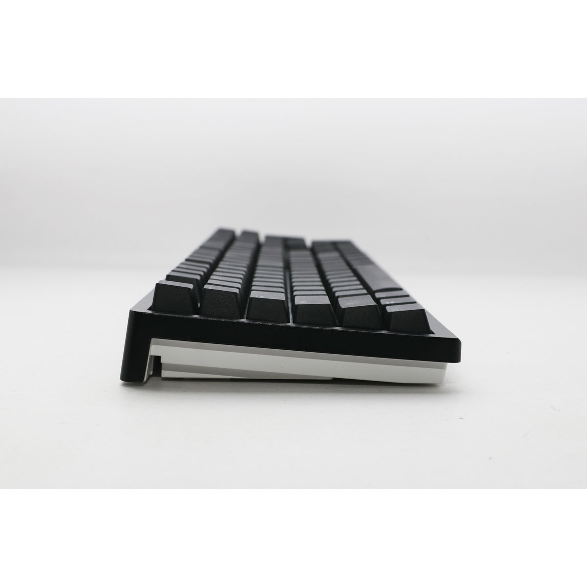 Ducky zero 6108 klassisk sort rgb mekanisk gaming-tastatur (sort, us-layout (qwerty), cherry mx2a rød, 100%, rgb lysdioder, double-shot pbt, hot swap, 2,4ghz | bluetooth | usb-c)