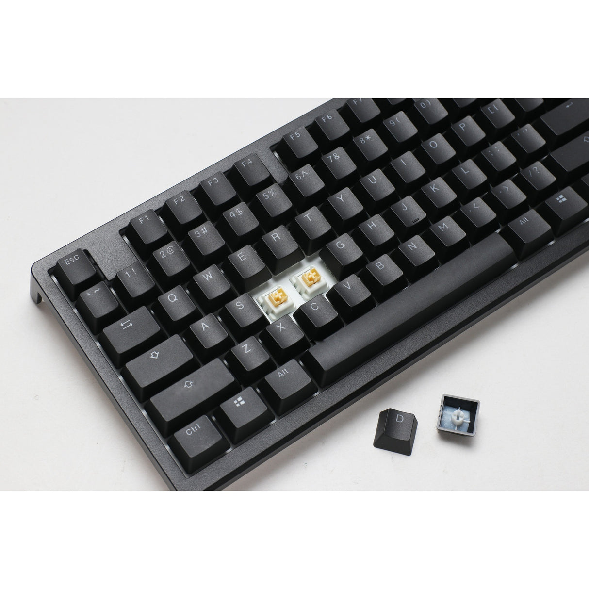 Ducky zero 6108 klassisk sort rgb mekanisk gaming-tastatur (sort, us-layout (qwerty), cherry mx2a speed silver, 100%, rgb-lysdioder, double-shot pbt, hot swap, 2,4ghz | bluetooth | usb-c)