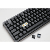 Ducky zero 6108 klassisk sort rgb mekanisk gaming-tastatur (sort, us-layout (qwerty), cherry mx2a speed silver, 100%, rgb-lysdioder, double-shot pbt, hot swap, 2,4ghz | bluetooth | usb-c)