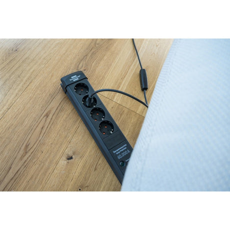 Brennerstuhl premium-line 60.000a strømskinne med overspændingsbeskyttelse 4-vejs sort 1,8m h05vv-f 3g1,5