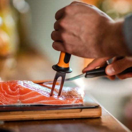 Fiskars fiskespydgaffel i funktionel form (sort rustfrit stål)
