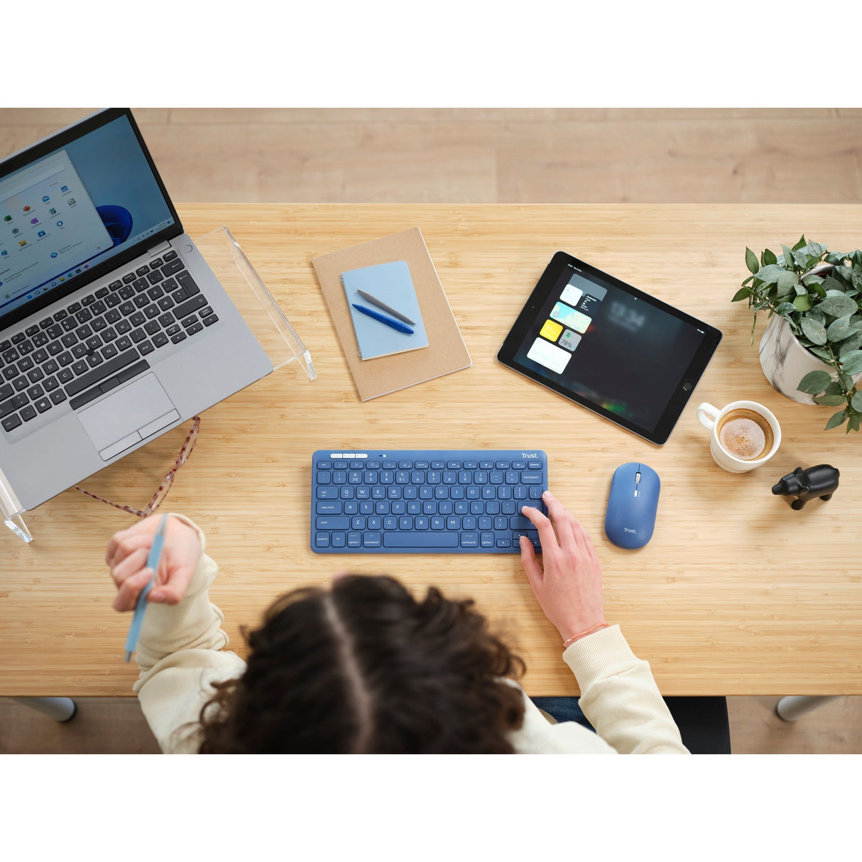 Trust Lyra trådløs tastaturmus til flere enheder, skrivebordssæt (blå, amerikansk layout, saksekontakter, 800 - 1.600 dpi, 2,4 GHz USB, Bluetooth, 65 %)