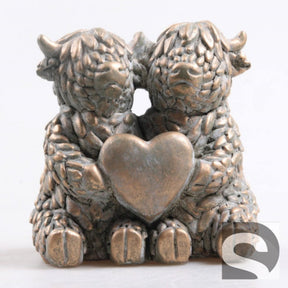 Season inspired decoration hooglanders met hart cement goud 15,5x10,5x15,5cm