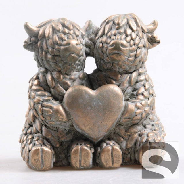 Season inspired decoration hooglanders met hart cement goud 15,5x10,5x15,5cm