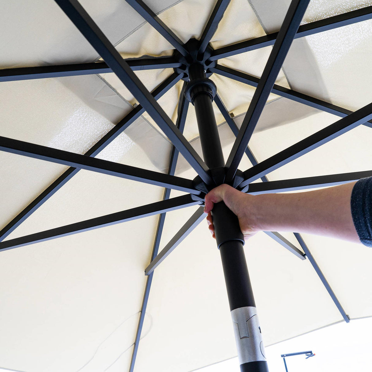 Madison parasol moraira push-up firkantet 230x230cm med vippefunktion grå