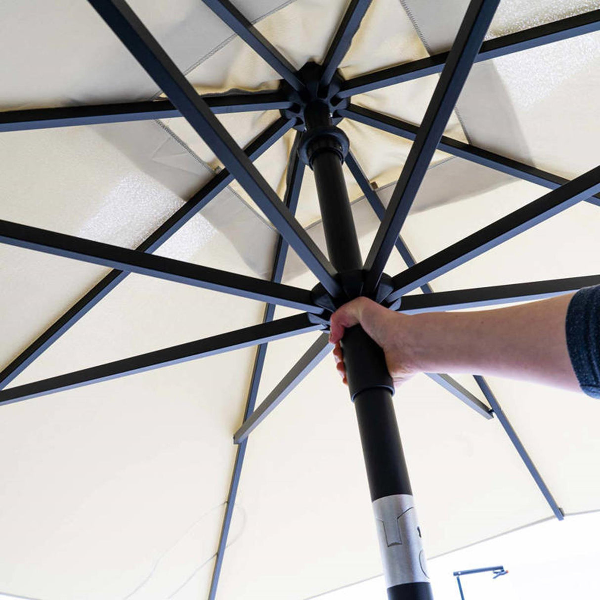 Madison parasol moraira push-up firkantet 230x230cm med vippefunktion lysegrå